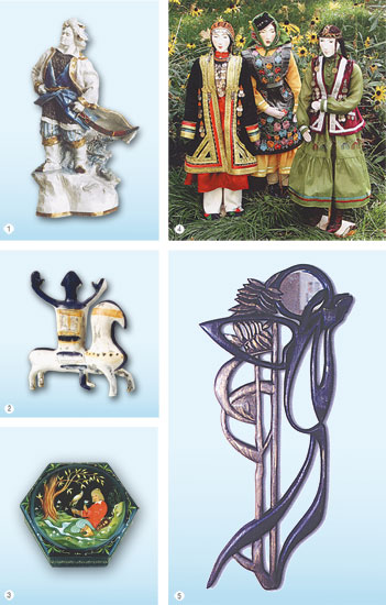 1. Т.П.Нечаева. “Салауат Юлаев” декоратив скульптураһы. Фарфор, глазурь аҫтынан биҙәк. 1955. БДХМ; 2. В.Г.Кузнецова. “Һыбайлы яҙ” декоратив скульптураһы. Фаянс, әсемәләр. 1990. Бөтә Рәсәй биҙәү-ҡулланма һәм халыҡ сәнғәте музейы (Мәскәү); 3. А.Ш.Ҡоҙаяров “Тылсымлы сәскә” ҡумтаһы. Йомортҡанан темпера, алтын, лак. Бумала һәм ҡауырһын м‑н биҙәк, мәрүәт менән инкрустация. 1995; 4. Л.М.Стратонова. Миңлеяза, Гөлһылыу, Зөлхизә ҡурсаҡтары. “Ете ҡыҙ” коллекцияһынан. 2001; 5. Р.М.Фәтҡуллин. “Шиғырҙар” декоратив рельефы. “Туҡай донъяһы” серияһынан. Йүкә. Һырлау, шымартыу, морилка м‑н буяу, балауыҙлау. 1998