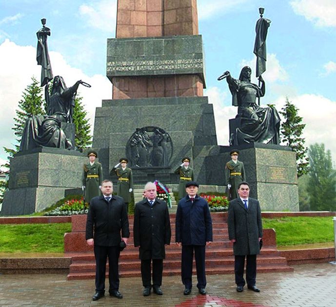 Республика көнө. Дуҫлыҡ монументына сәскәләр һалыу (2013). БР Президенты Р.З.Хәмитов (һулдан икенсе), БР Дәүләт Йыйылышы — Ҡоролтай Рәйесе К.Б.Толкачёв, Өфө ҡалаһы ҡала округы советы Рәйесе Е.А.Семивеличенко, Өфө ҡалаһы ҡала округы администрацияһы башлығы И.И.Ялалов.