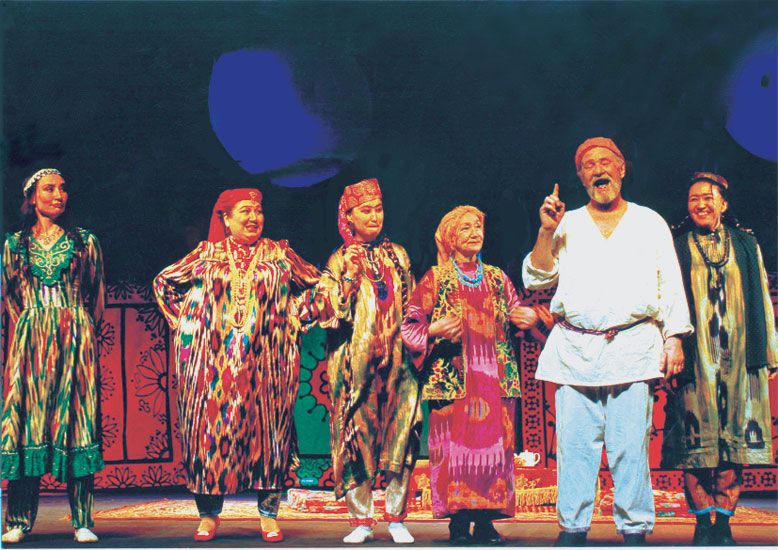 Сцена из спектакля “Пять жён Ходжи Насретдина” И.Садыкова