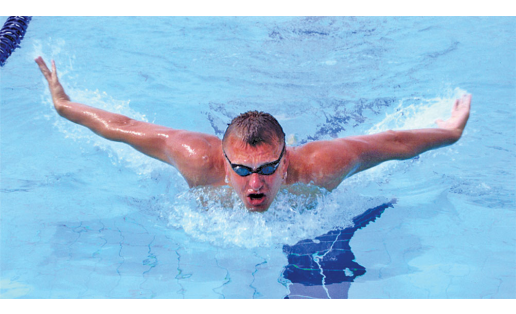 Плавание способом баттерфляй. На дистанции А.А.Строкин