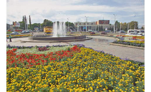 Фонтан у Городского дворца культуры